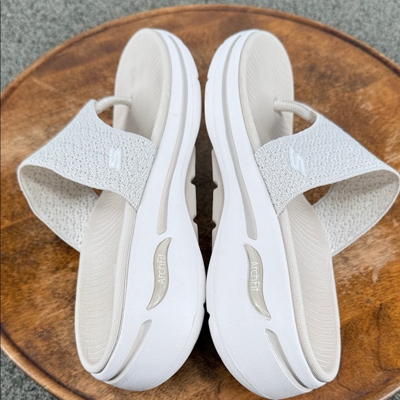 Skechers Sandals Wm 8 Thong Flip Flop Comfort Arch Fit Neutral Tan Beige - Picture 7 of 10